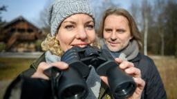 Durch das Auftauchen des Steinadlers scheint Natascha (Melanie Wiegmann) den Streit mit Michael (Erich Altenkopf) zu vergessen.