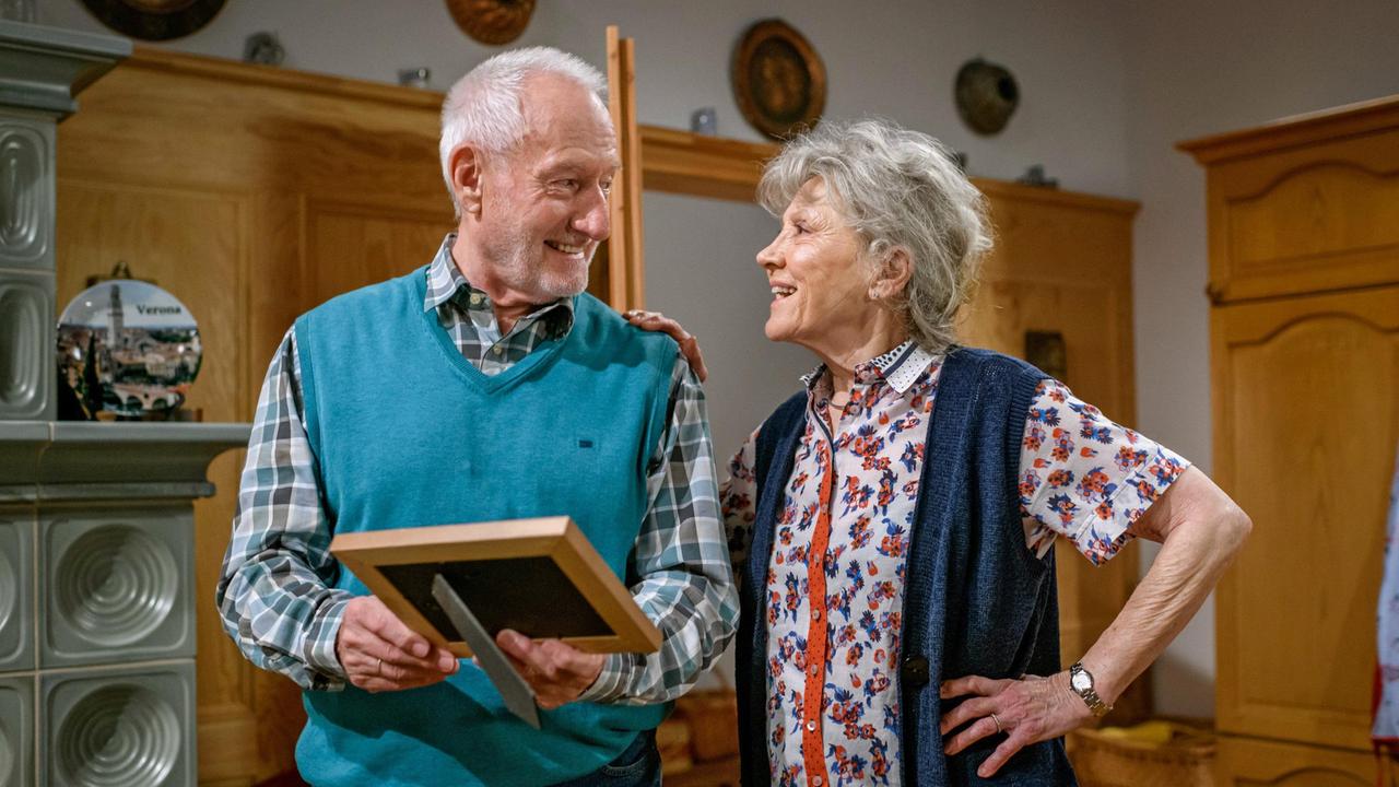 Einerseits bedauern Alfons (Sepp Schauer) und Hildegard (Antje Hagen), dass Pauline und Leonard nicht länger in Bichlheim bleiben konnten, freuen sich aber andereseits, dass es allen gut geht und sie einander haben.