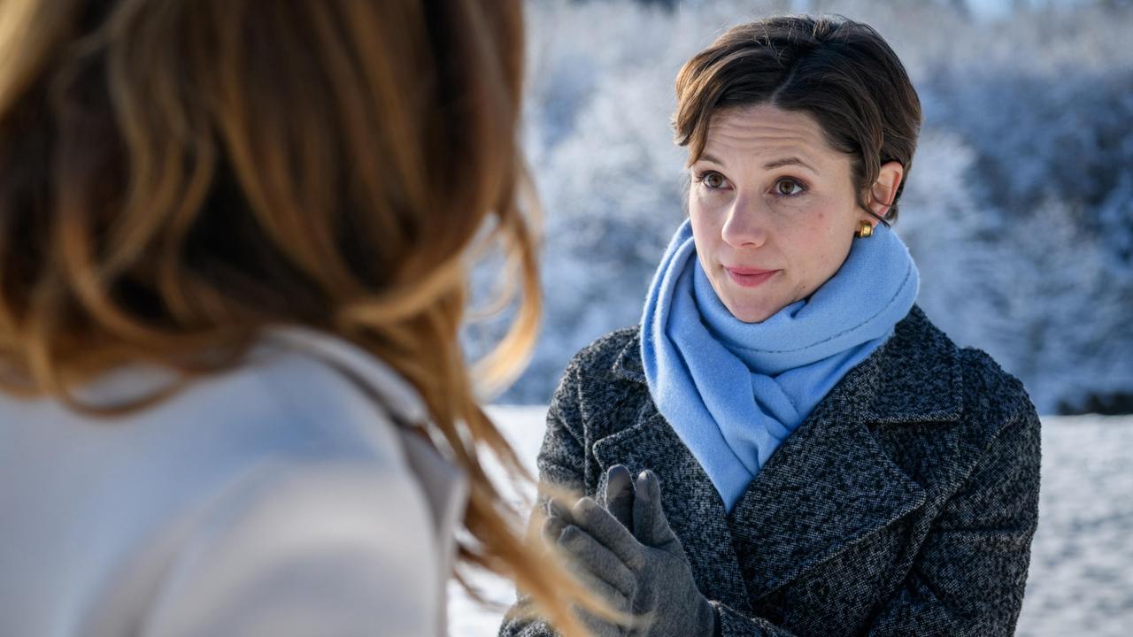 Eleni (Dorothée Neff) beeindruckt Alexandra (Daniela Kiefer) mit ihren Ideen für die AG.