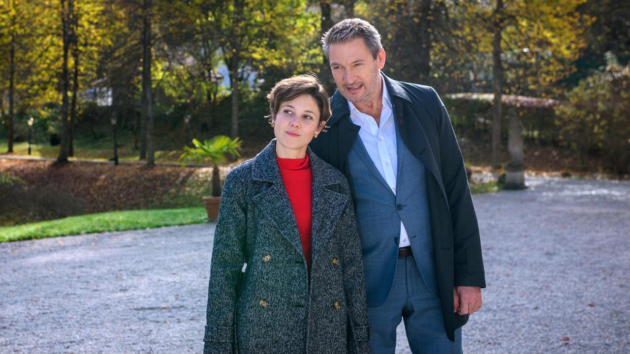 Eleni (Dorothée Neff)  fragt Christoph (Dieter Bach) spontan, ob er zur Familie stoßen will.