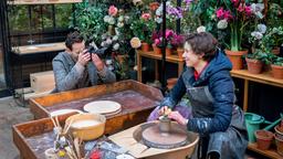 Eleni (Dorothée Neff) hat Spaß mit ihrem persönlichen Fotografen Julian (Tim Borys).