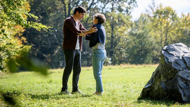 Eleni (Dorothée Neff) ist sehr erleichtert, als Leander (Marcel Zuschlag) sie findet.