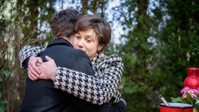 Eleni (Dorothée Neff) verspricht Julian (Tim Borys) immer ehrlich zu sein, was ihre Gefühle betrifft. ARD/Christof Arnold