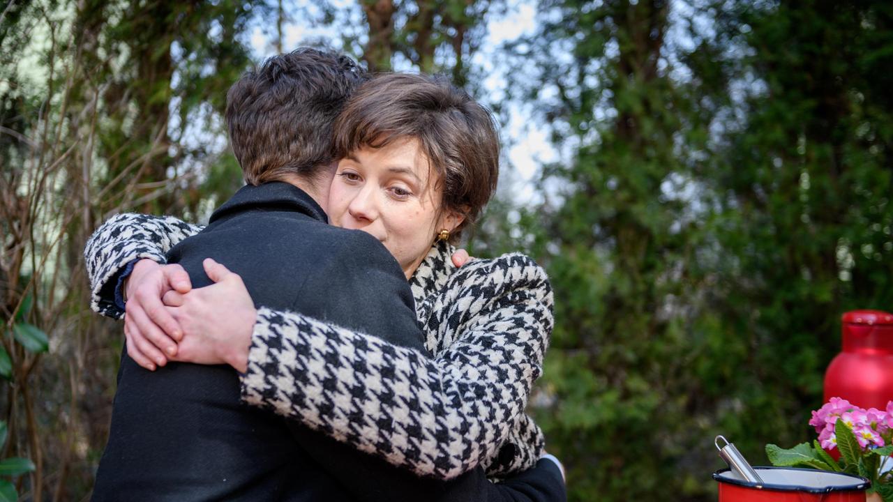 Eleni (Dorothée Neff) verspricht Julian (Tim Borys) immer ehrlich zu sein, was ihre Gefühle betrifft. ARD/Christof Arnold