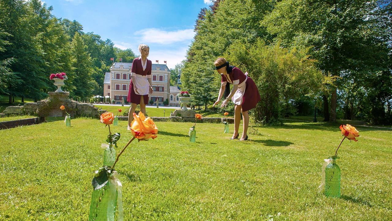 Ella (Victoria Reich) und Rebecca (Julia Alice Ludwig) kommen sich bei der gemeinsamen Planung für die Hochzeit von Werner und Charlotte wieder nahe.