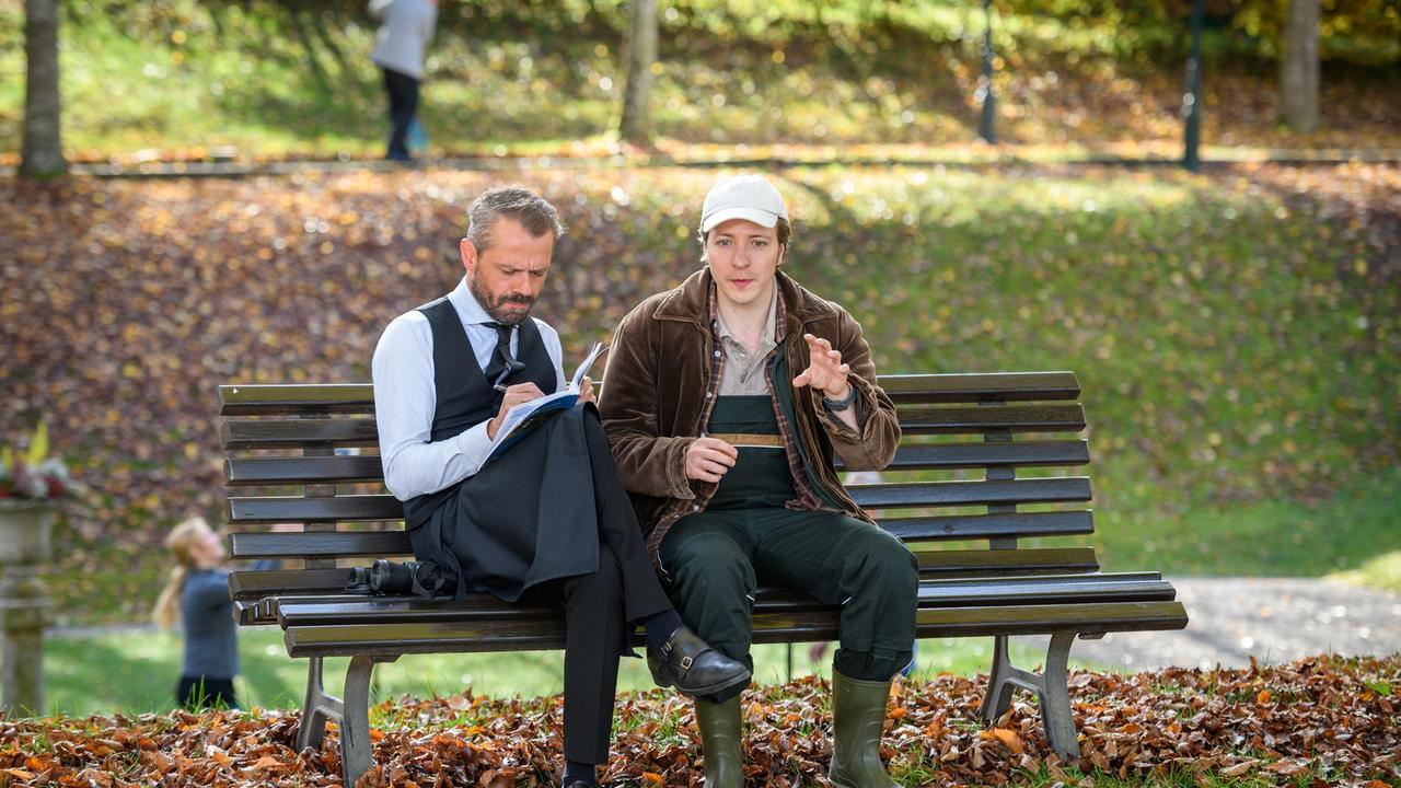 Erik (Sven Waasner) behauptet vor Gerry (Johannes Huth), sich mit seinem plötzlichen ornithologischen Interesse ablenken zu wollen.