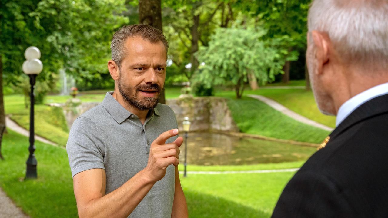 Erik (Sven Waasner) erzählt Alfons (Sepp Schauer), dass er Yvonne auf die Probe stellen will.