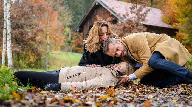 Erik (Sven Waasner) ist völlig entgeistert, als Ariane (Viola Wedekind, h.) zögert, Selina (Katja Rosin) das Gegengift zu verabreichen.