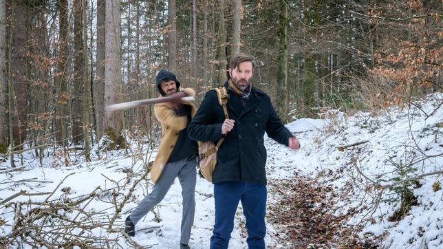 Erik (Sven Waasner) schlägt Cornelius (Christoph Mory) nieder, um an die Beweise zu gelangen.