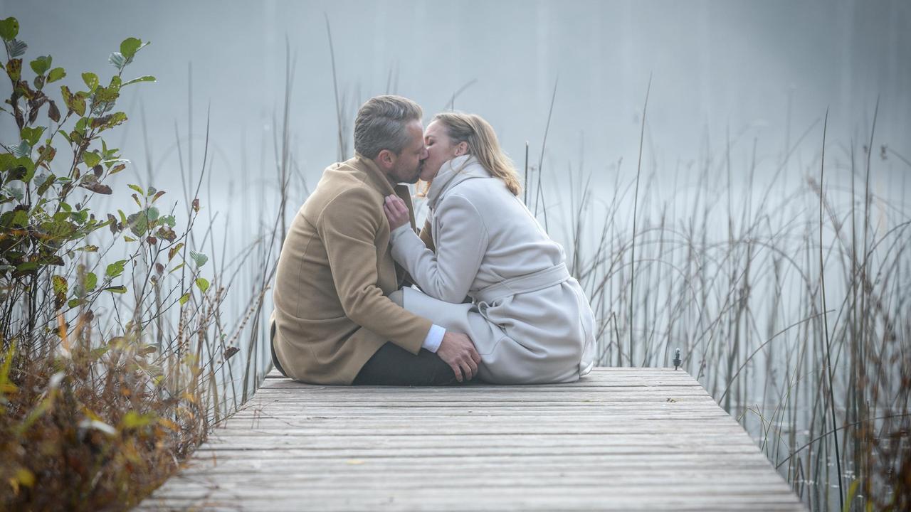 Erik (Sven Waasner) und Lia (Deborah Müller) kommen sich näher.