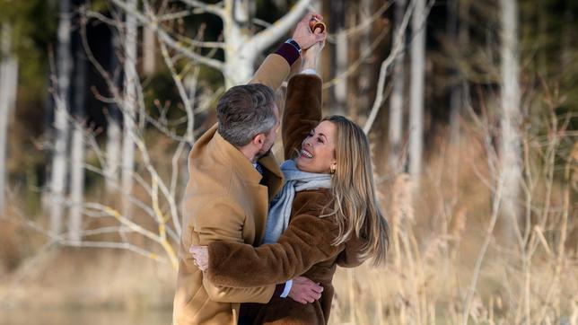 Erik (Sven Waasner) und Yvonne (Tanja Lanäus) albern herum und kommen sich plötzlich sehr nahe …