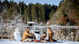 Erik (Sven Waasner, l) und Yvonne (Tanja Lanäus) führen das Familienpicknick ohne Josie fort.