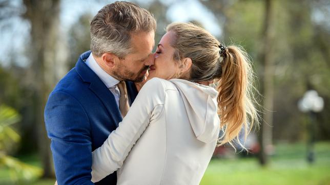 Erik (Sven Waasner) und Yvonne (Tanja Lanäus) kommen zusammen.