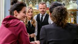 Erik (Sven Waasner ) und Yvonne (Tanja Lanäus) sollen für Vanessa (Jeannine Gaspár) und Carolin (Katrin Anne Heß) besondere Hochzeitscocktails kreieren.