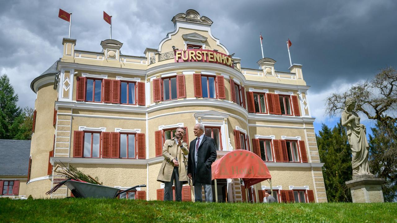 Erik (Sven Waasner) versucht Werner (Dirk Galuba) zu überzeugen, ihm einen Job im "Fürstenhof" zu geben.