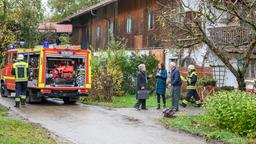 Eva (Uta Kargel) bietet Hildegard (Antje Hagen) und Alfons (Sepp Schauer) Obdach an, als diese erfahren, dass ihr Haus nach dem Brand bis auf weiteres nicht bewohnbar ist.