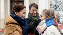 Eva (Uta Kargel) und Robert (Lorenzo Patané) verabschieden Valentina (Paulina Hobratschk), bevor sie nach Paris abreist.