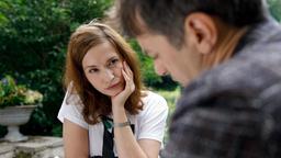 Eva (Uta Kargel) unterstützt Robert (Lorenzo Patané) bei seinem Vorhaben.