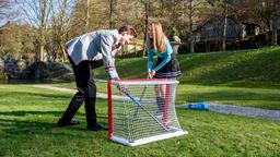 Fabien (Lukas Schmidt) und Valentina (Paulina Hobratschk) haben Spaß beim Hockeyspielen.