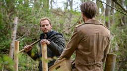 Florian (Arne Löber) erfährt, dass Hannes (Pablo Konrad) Maja einen Heiratsantrag machen will.