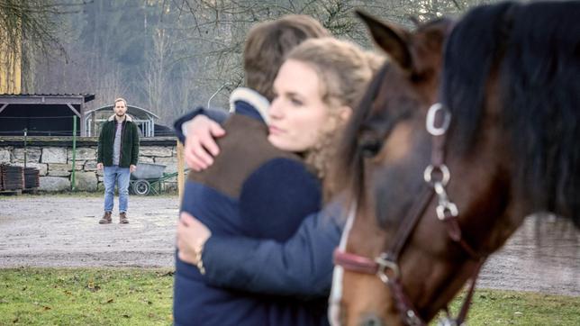 Florian (Arne Löber, h) ist geschockt, als er Maja (Christina Arends) in Cornelius (Christoph Mory) Armen  sieht.