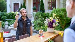 Florian (Arne Löber) macht Maja (Christina Arends) Vorwürfe, weil sie ihren Filmdosendeckel im Wald verloren hat.