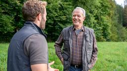 Florian (Arne Löber) preist seinen Bruder Erik, gegenüber Werner (Dirk Galuba) als PR-Profi an.