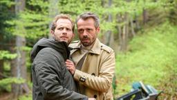 Florian (Arne Löber) und Erik (Sven Waasner) überlegen, was das Erdbeben wohl ausgelöst hat?