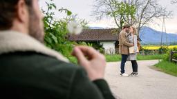 Florian (Arne Löber) wird mit Majas (Christina Arends) und Hannes' (Pablo Konrad) Liebesglück konfrontiert.