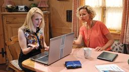 Sturm der Liebe: Rosalie und Natascha am Laptop