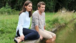 Sturm der Liebe - Folge 2090: Niklas und Patrizia sitzen am Fluss