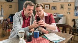 Sturm der Liebe Folge 2195 02.04.2015: Nils und Tina mit Smartphone