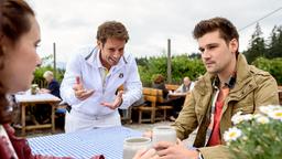 Romy (Désirée von Delft, l.) und Tobias (Max Beier, r.) können den Sprüchen von Joe (Matthias Brüggenolte, M.) nichts abgewinnen.