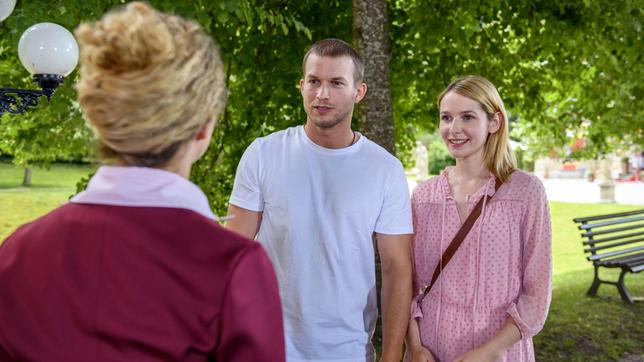 Franzi (Léa Wegmann) erfährt von Amelie (Julia Gruber) und Tim (Florian Frowein), dass die Schmerzen in seinem Arm verschwunden sind.