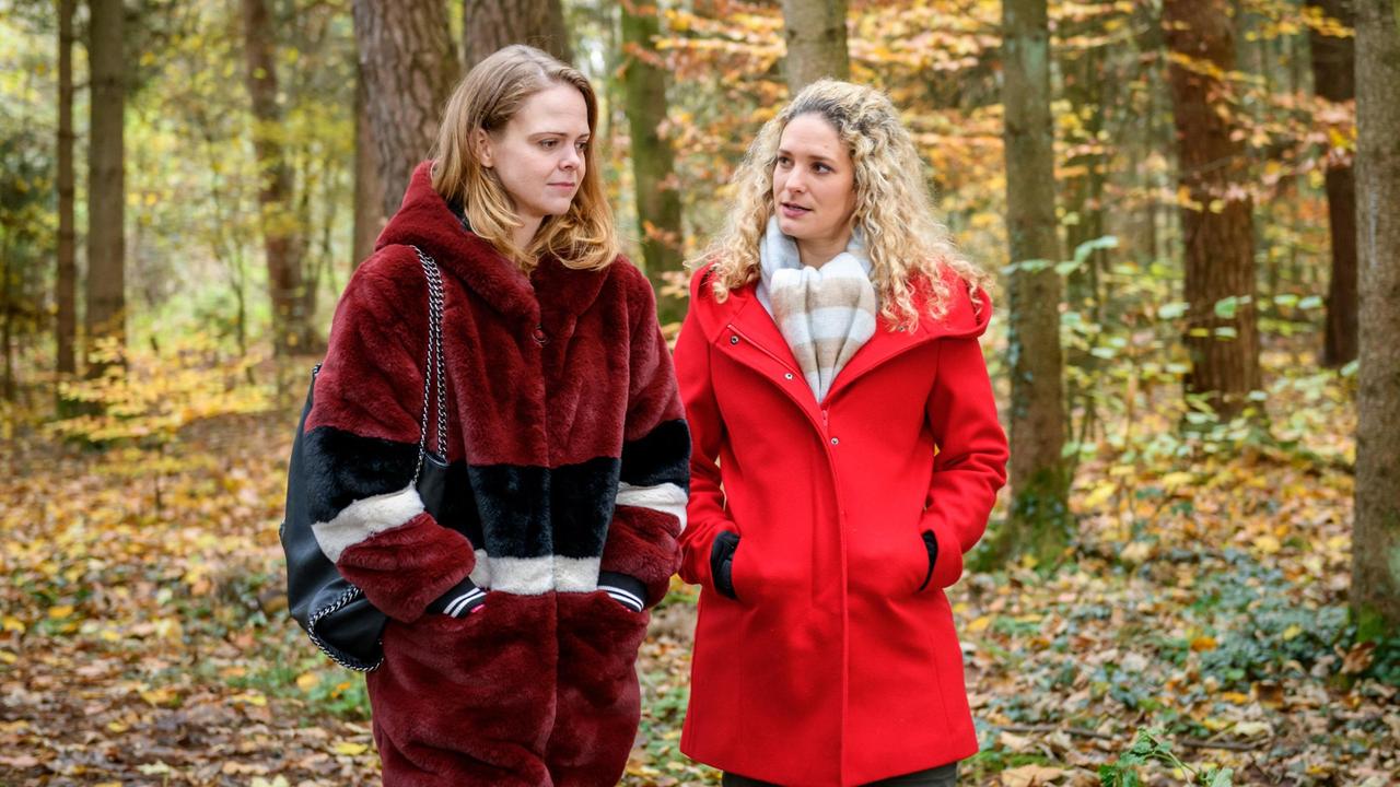 Franzi (Léa Wegmann) erzählt Lucy (Jennifer Siemann) bedrückt, wie der Abend mit Tim verlaufen ist.