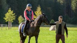 Franzi (Léa Wegmann) genießt sichtlich die Reitstunde mit Tim (Florian Frowein).