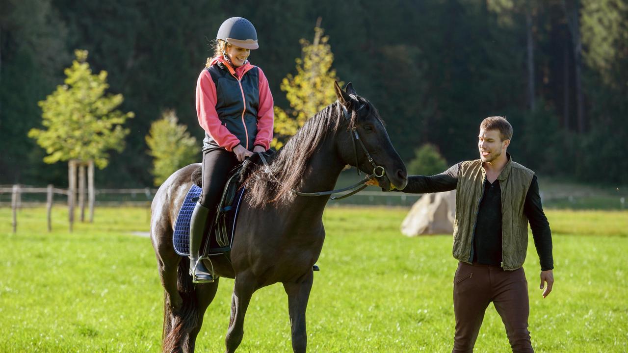 Franzi (Léa Wegmann) genießt sichtlich die Reitstunde mit Tim (Florian Frowein).