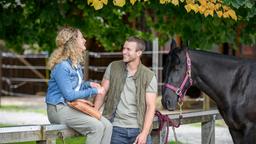 Franzi (Léa Wegmann) schenkt Tim (Florian Frowein) erneut einen Glücksbringer.