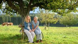 Franzi (Léa Wegmann) und Margit (Michaela Stögbauer) reden sich ein, den Hof retten zu können.