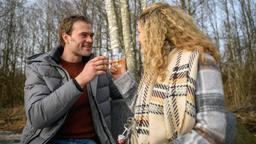 Franzi (Léa Wegmann) und Steffen (Christopher Reinhardt) suchen den perfekten Namen für ihren Cidre.