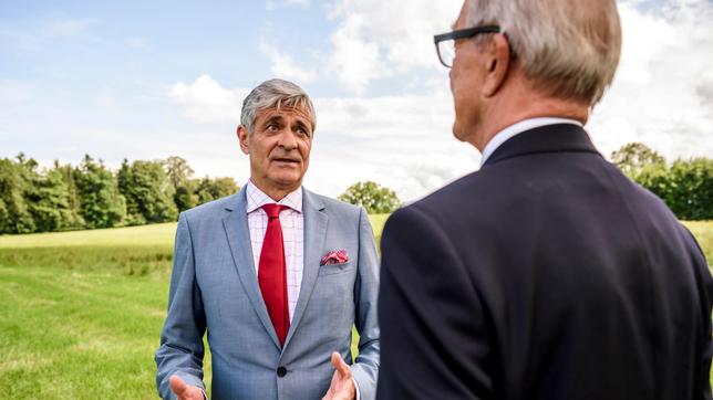 Friedrich (Dietrich Adam) funkt Werner (Dirk Galuba) bei seinem Golfplatz-Projekt dazwischen.