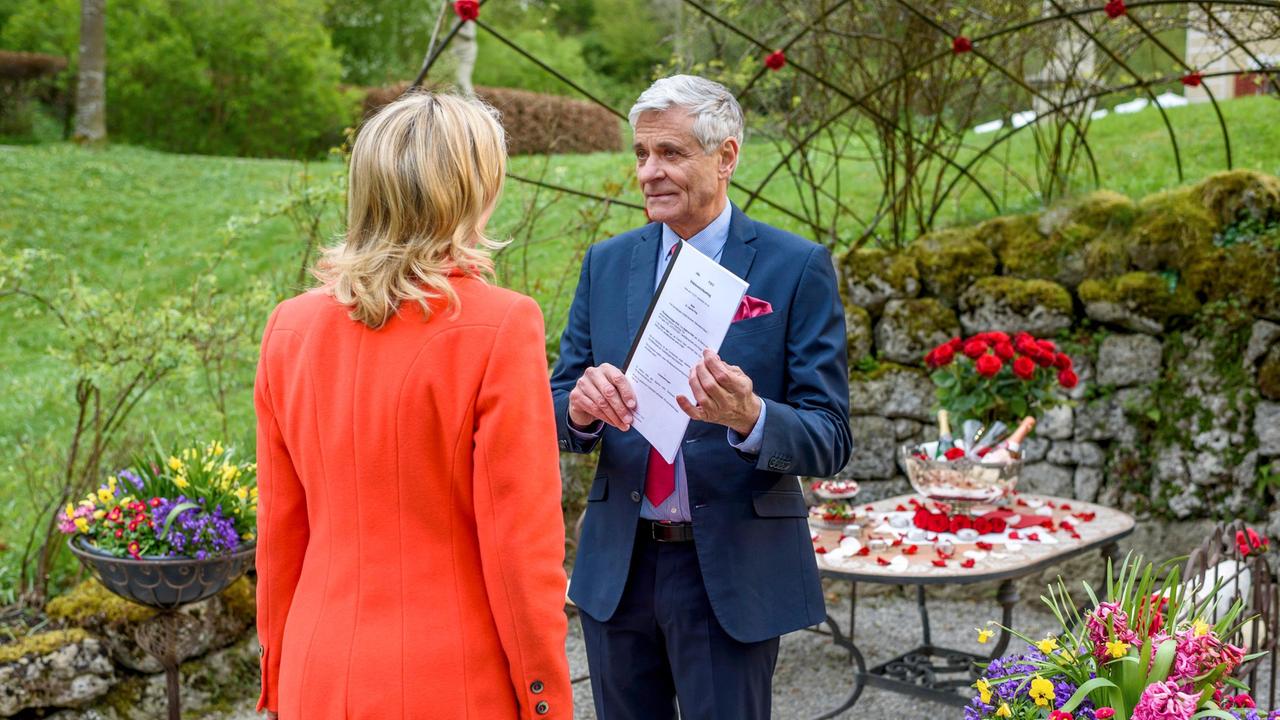 Friedrich (Dietrich Adam) macht Beatrice (Isabella Hübner) einen Heiratsantrag – der allerdings an eine Bedingung gebunden ist.