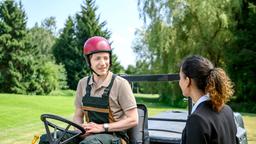 Gerry (Johannes Huth) erklärt Vanessa (Jeannine Gaspár), warum er doch wieder am Golfturnier teilnehmen will.