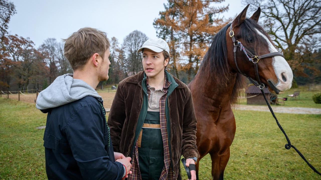 Gerry (Johannes Huth) erzählt Max (Stefan Hartmann) traurig, dass Shirin und Henning heiraten werden.