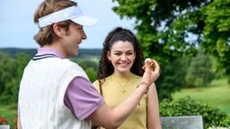 Gerry (Johannes Huth) findet bei Shirins (Merve Çakır) Detektivspiel den goldenen Golfball.