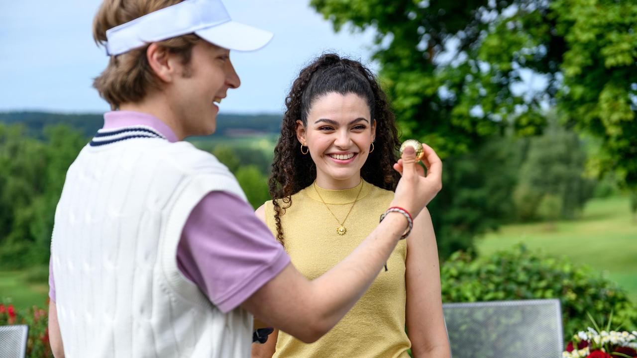 Gerry (Johannes Huth) findet bei Shirins (Merve Çakır) Detektivspiel den goldenen Golfball.