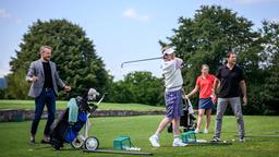 Gerry (Johannes Huth) fühlt sich wie im Traum, als Dexter Torrence (Andreas Beckett) und Erik (Sven Waasner) ihn für sein Golfspiel bewundern. (mit Komparsin)