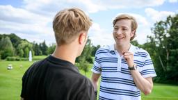 Gerry (Johannes Huth) ist Max (Stefan Hartmann) sehr dankbar, dass er wieder Golf trainieren darf.