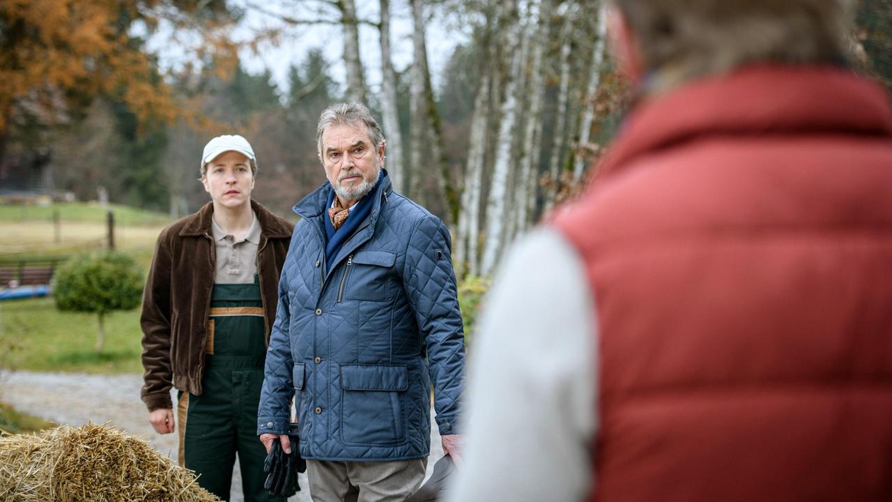 Gerry (Johannes Huth) lässt Heinrich (Ralph Schicha) vor Henning (Matthias Zera) auffliegen.