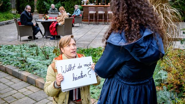 Gerry (Johannes Huth) macht Shirin (Merve Çakır) einen ebenso heiteren wie bezaubernden Heiratsantrag.